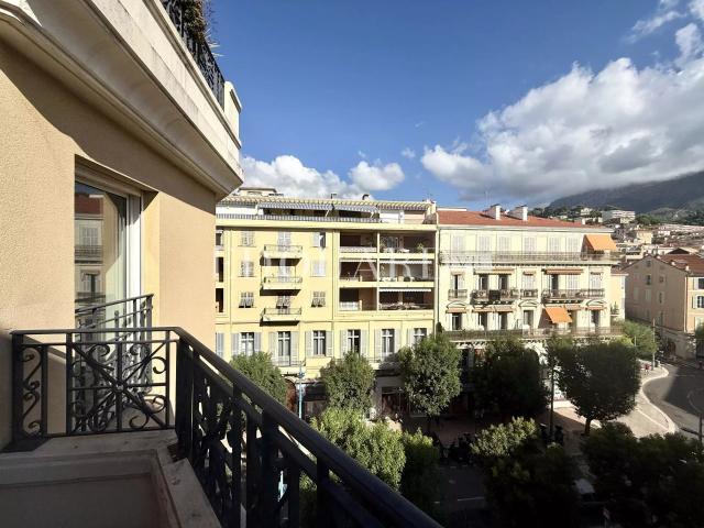 Deux pièces avec terrasse et possibilité parking, dans prestigieux immeuble face aux plages