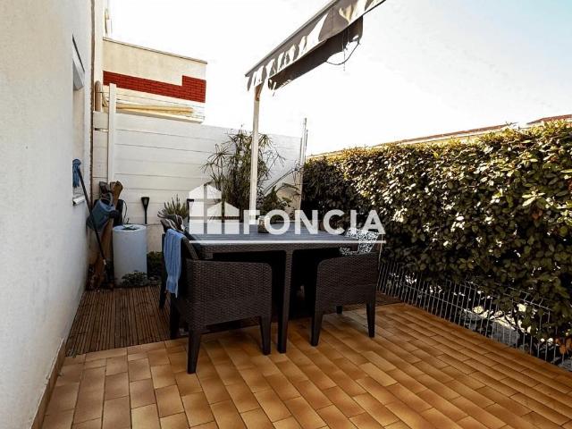 Deux pièces avec terrasse, jardinet et parking