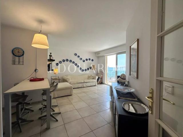Deux pièces en bon état avec terrasse et belle vue mer, dans prestigieux immeuble face aux plages
