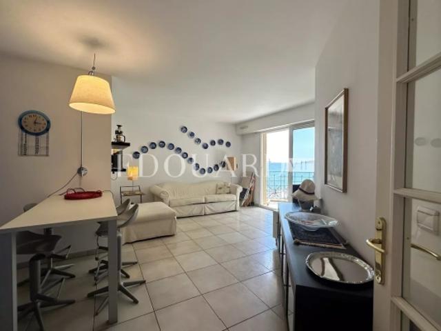 Deux pièces en bon état avec terrasse et belle vue mer, dans prestigieux immeuble face aux plages