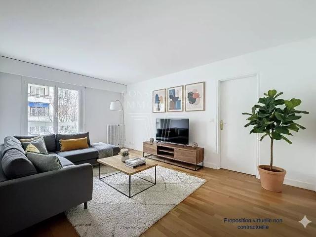 DEUX PIÈCES EN ÉTAGE ÉLEVÉ AVEC BALCON