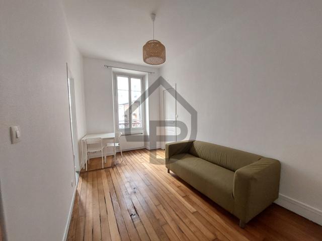 DEUX PIECES MEUBLE DE 31 M2