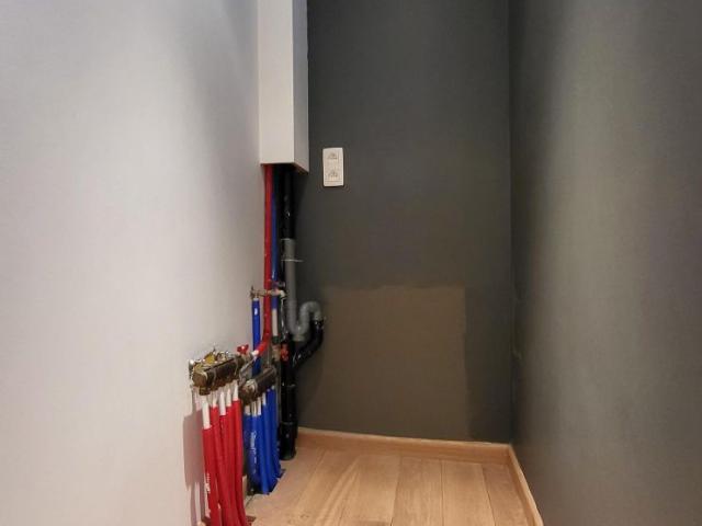 Deze instapklare woning biedt modern wooncomfort op een centrale ligging in het centrum, met winkels, scholen en openbaar vervoer op wandelafstand