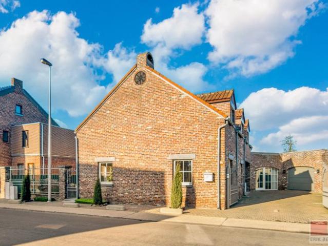 Deze ruime, landelijke en vrijstaande woning, gelegen op.