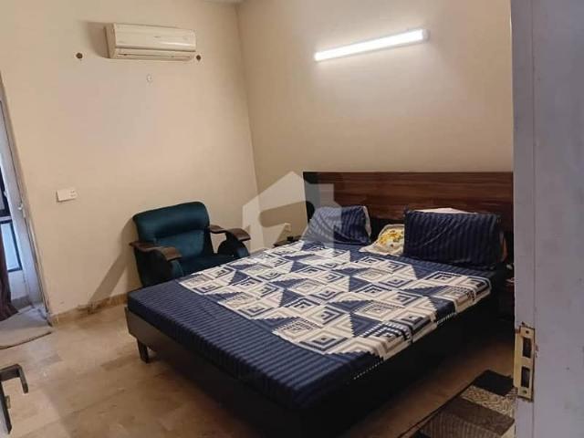 Dha Fully Furnished Room In Flat Only For Working Professional Females