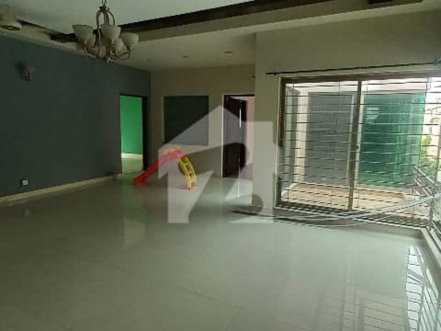 Mian Brother'S Offer DHA Ph3 1Kanal Upper Portion Separate Gate For Rent 3Bed Room Attached Bath TV Lounge Kitchen Drawing Room Dining Room Quarter Servent Quarter Bath