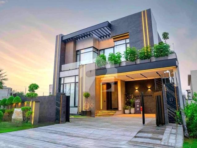 DHA Phase 7 | 10 Marla Ultra Luxury Top Notch Modern House | Big Lawn & Beautiful Rooftop | 100% Original Deal