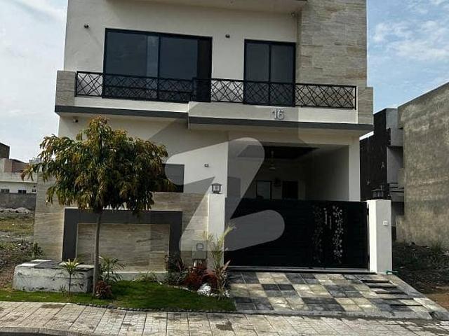 DHA Phase 5 IsB *Single Unit House* 4 Bedroom 5 Washroom 2 TV Lounge 2 Kitchen Terrace 1 Store Room 1 Servant Room 1 Car Parking