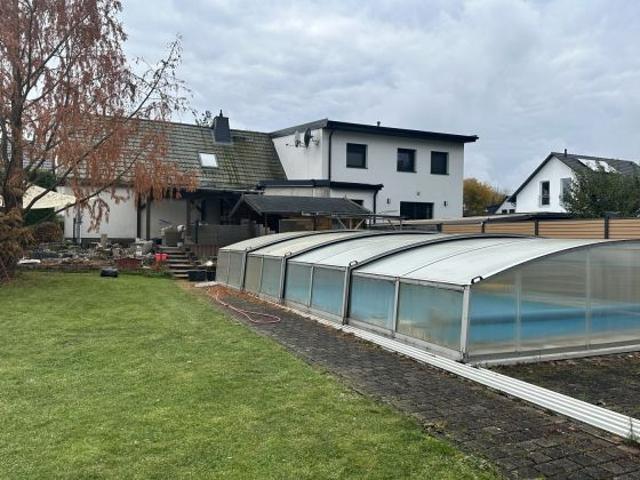 DHH in begehrter Lage, modernes + energieeffizientes Heizkonzept, großes Grundstück mit Sauna + Pool