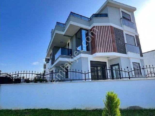 Didim Efeler Mahallesinde Bitişik Nizam Ayrı Girişli Köşe Villa