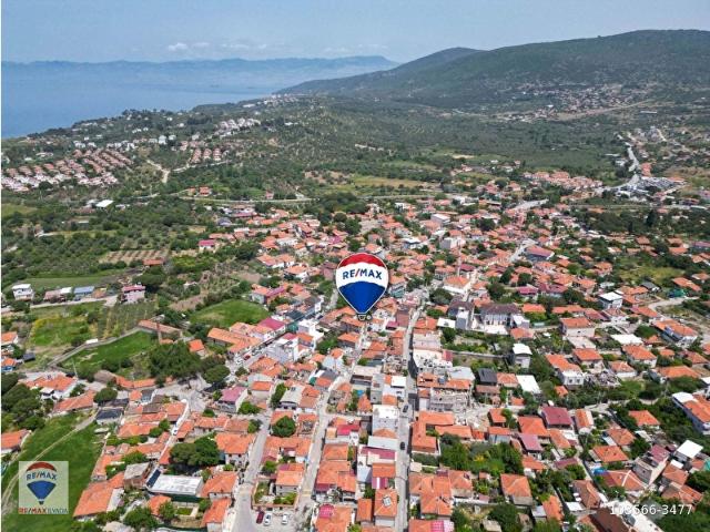 DİKİLİ BADEMLİ MERKEZDE, KENTSEL SİT ALANINDA AVLULU KARGİR EV