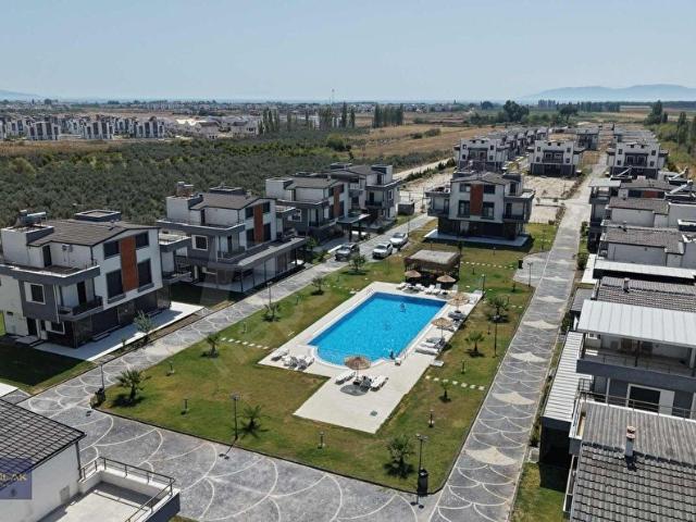 DİKİLİ SALİHLERALTI HOL WEST SİTESİNDE HAVUZLU 4+1 VİLLA