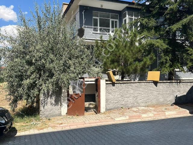 Dinç Emlaktan İstasyon Mahallesinde 3 Katlı Müstakil Ev