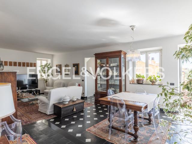 Dimora storica nel borgo antico, tra luce e ardesia. 196m² Diano Castello