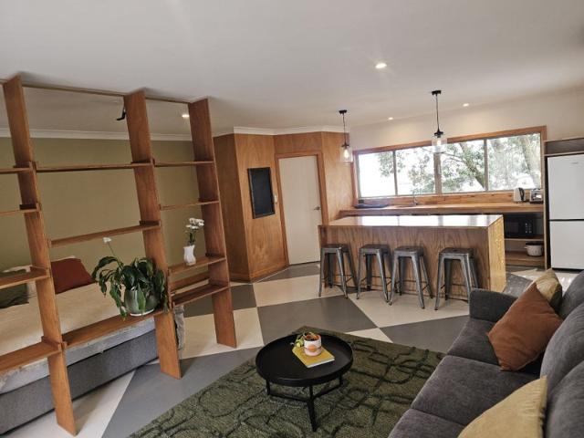 Dinsdale, Studio