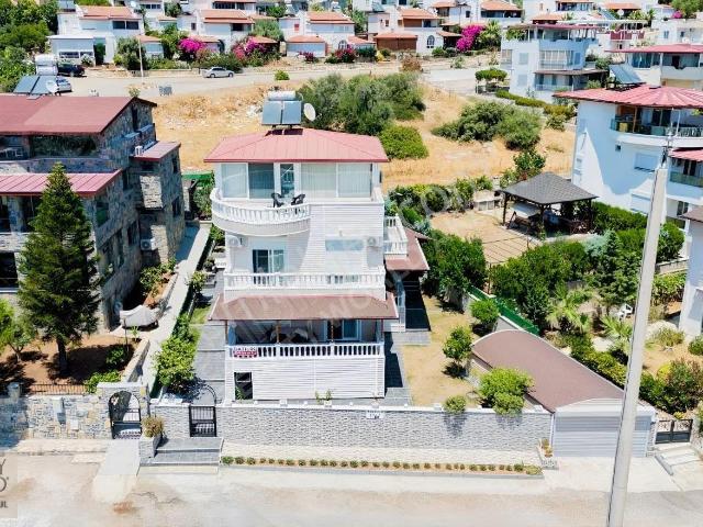 Didim Akbük'de Denize Çok Yakın Deniz Manzaralı Satılık Villa