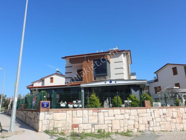 Didim, Altınkum'da, Denize Yürüme Mesafesinde, Havuzlu Sitede, Muhteşem Satılık Villa
