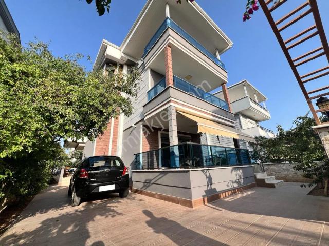 Didim Altınkum'da Geniş Teraslı Eşyalı 4+1 Villa