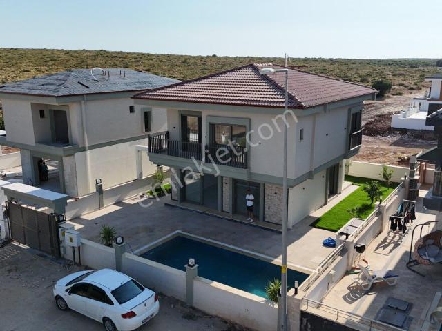 Didim Efelerde 318 M2 Arsa İçinde 4+1 Zemin Katta Odalı Satılık Lüks Villa