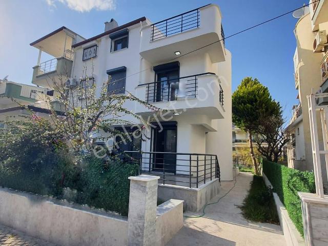 Didim Efeler'de Uygun Fiyatlı Bahçeli, 5+1 Kısmi Eşyalı Tripleks Villa