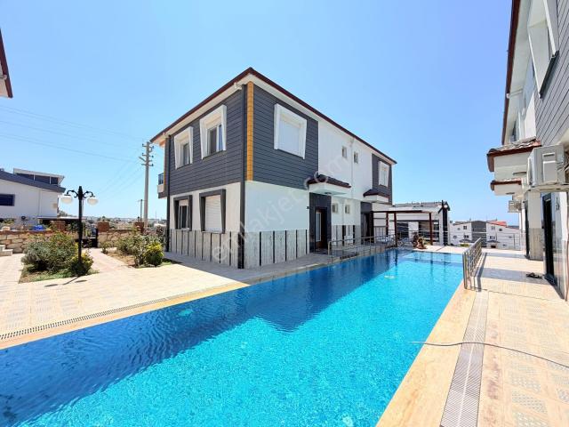 Didim Hisar Mah. Köşe Konumda Deniz Manzaralı Havuzlu 3+1 Villa