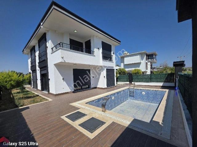 Didim Mersindere’de Sahile Yürüme Mesafesinde Alt Katta Yatak Odalı Tam Müstakil Villa