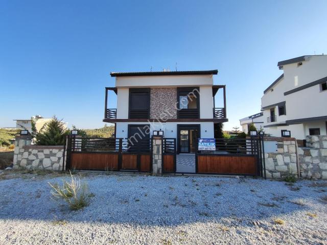 Didim Sağturda Deniz Doğa Ve Havuz Manzaralı Satılık 3+1 Villa