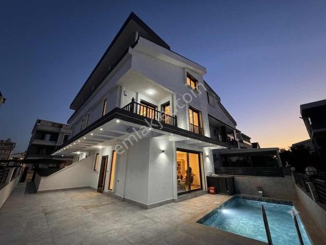 Didim'de Yerden Isıtma Ve Akıllı Ev Sistemli 3+1 Havuzlu Villa