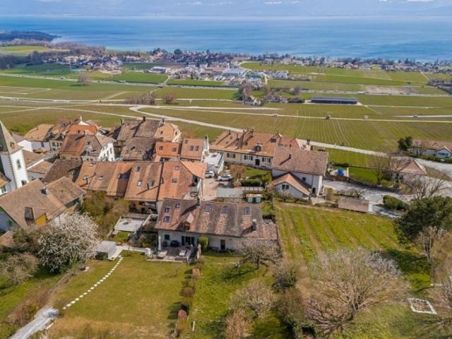Die Authentizität eines Dorfhauses mit Blick auf den Genfersee hin