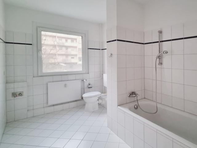 Die gibt es selten! Große 2 Zimmer Wohnung mit Tageslichtbad! * wir renovieren *!