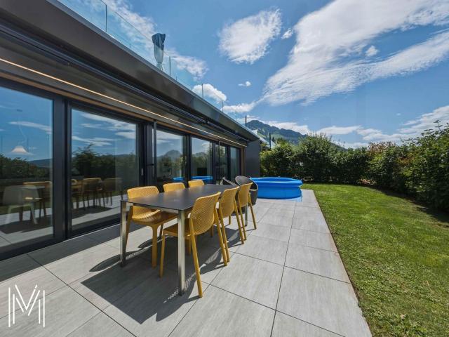 Die Kunst des Lebens in Gruyère: Außergewöhnliche 4,5 Zimmer Wohnung auf einer Terrasse mit privatem Garten