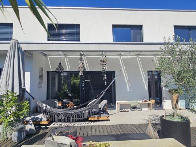 Dieses neuwertige Einfamilienhaus mit beheizten Pool ist ein Blickfang