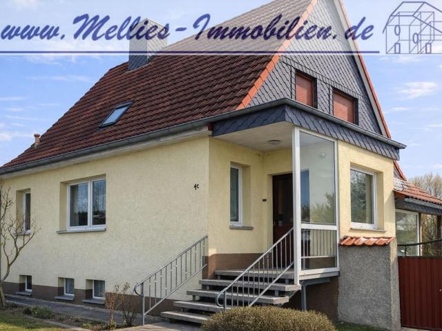 Dieses Einfamilienhaus ist in Massivbauweise mit viel Nebengebäude