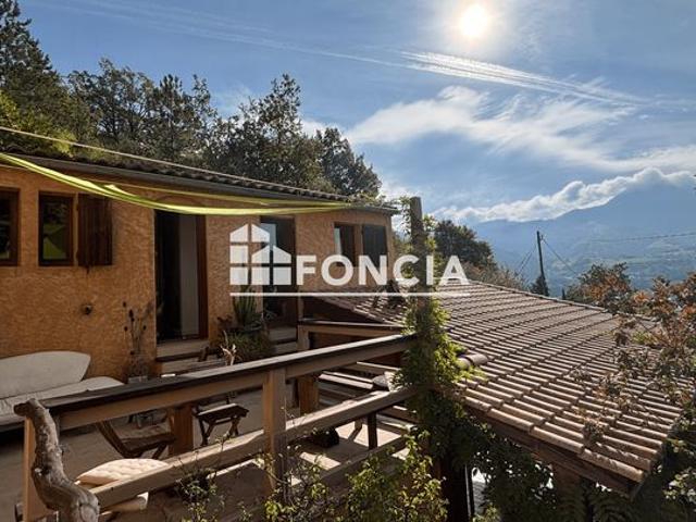 DIGNE, maison d'architecte avec terrasses, garages et jardin