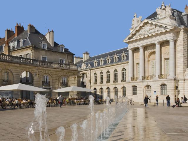 DIJON LIBERATION Local professionnel avec cave et grenier