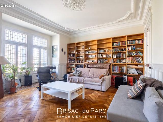 DIJON ST BERNARD GODRANS Ensemble immobilier dans bel Haussmannien T6 de 206 m² T2 de 45m² 2 Mansardes Stationnement