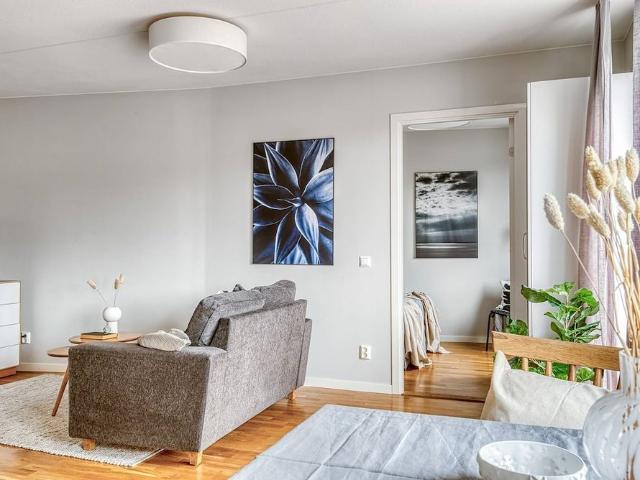 Diktarvägen 13, Huvudsta