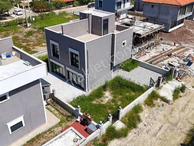 Dikili Çandarlı'da Satılık İkiz Yazlıklar 85m², Deniz Yakını