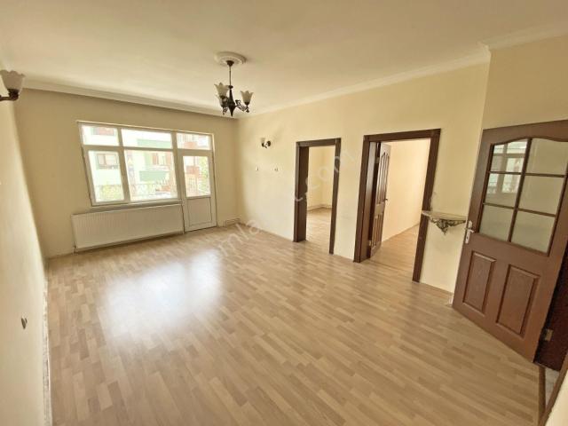 Dikimevi Metro Yakını Ara Kat Ön Cephe Çift Balkonlu 3+1 Kiralık Daire