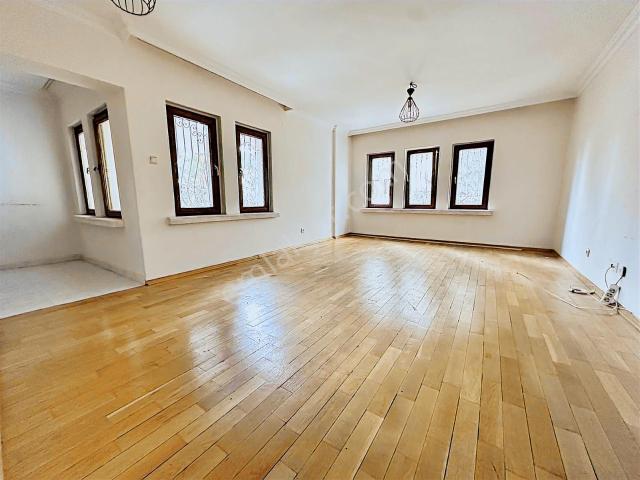 Dikmen'de Sitede Yeşillik İçinde 3+1 Y.giriş Yalıtımlı Kiralık!