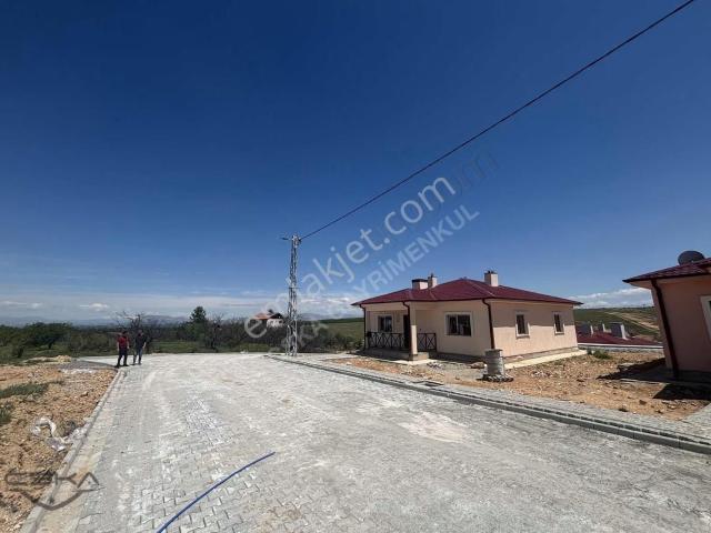 Dilek Yolu Üzerinde Satılık 3+1 Köy Evi, 500m² Arsa