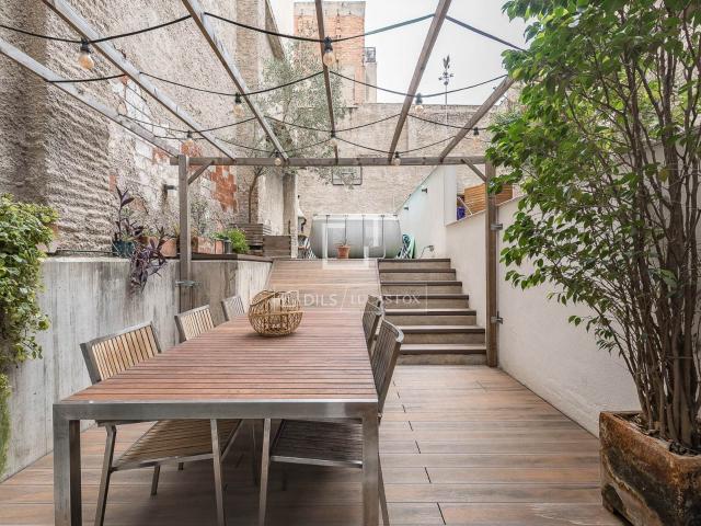 Dils Lucas Fox, tiene el placer de presentaros esta casa ubi. 136m² Barcelona