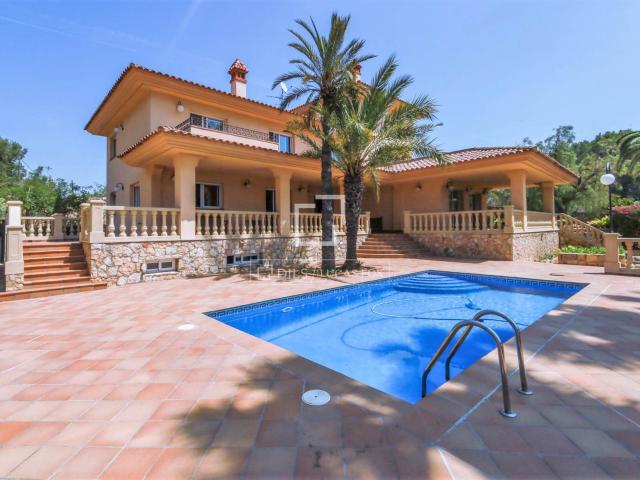 Dils Lucas Fox presenta esta magnífica y lujosa villa con un. 780m² Tarragona
