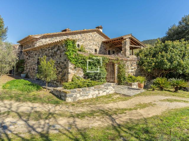 Dils Lucas Fox presenta esta masía con una finca de 44 hectá. 681m² Sant Marti de Llemena