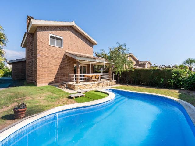 Dils Lucas Fox presenta esta casa de autor en la exclusiva y. 240m² Tarragona