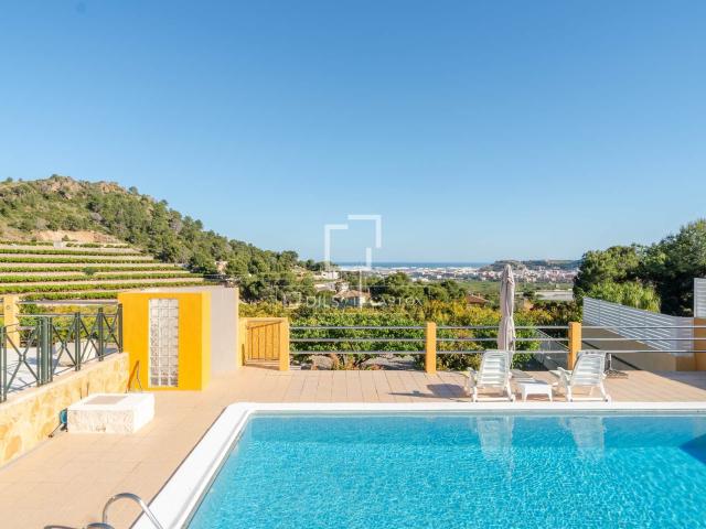 Dils Lucas Fox presenta esta exclusiva villa en venta en la. 285m² Sagunto