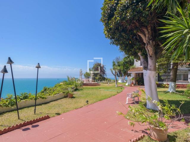 Dils Lucas Fox presenta esta exclusiva villa en venta en Mon. 519m² Málaga