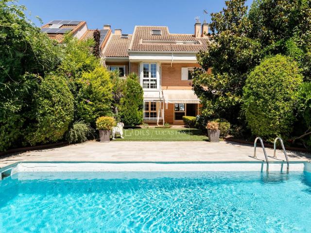 Dils Lucas Fox presenta esta exclusiva casa adosada en venta. 350m² Majadahonda