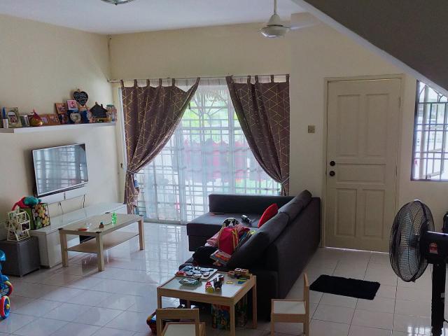 [Direct Owner] Middle private room with attached bathroom at gated landed house, Bandar Puteri Puchong