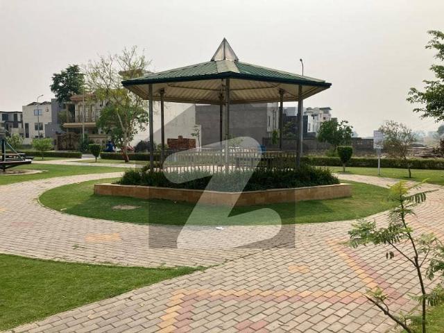 Direct Owner, Prime Park Facing, Sun Facing, Walk to Masjid 10 Marla Plot in Lake City M7 C